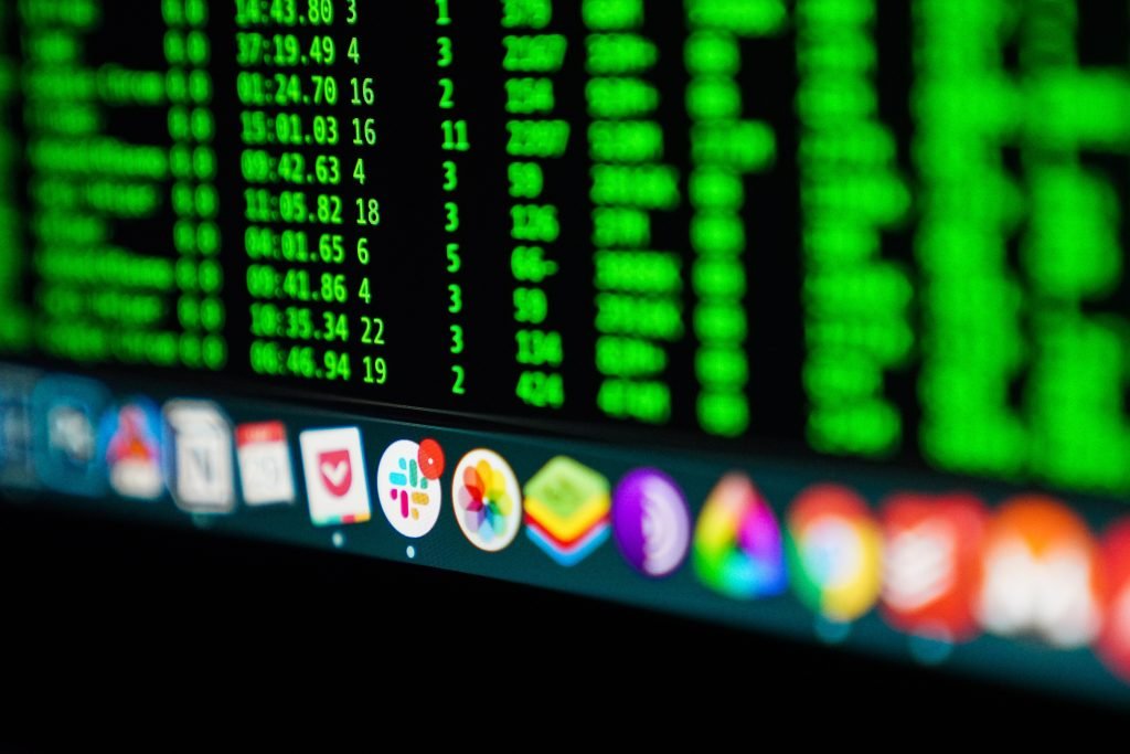 Monitor con dati forniti da un bot per il trading di criptovalute